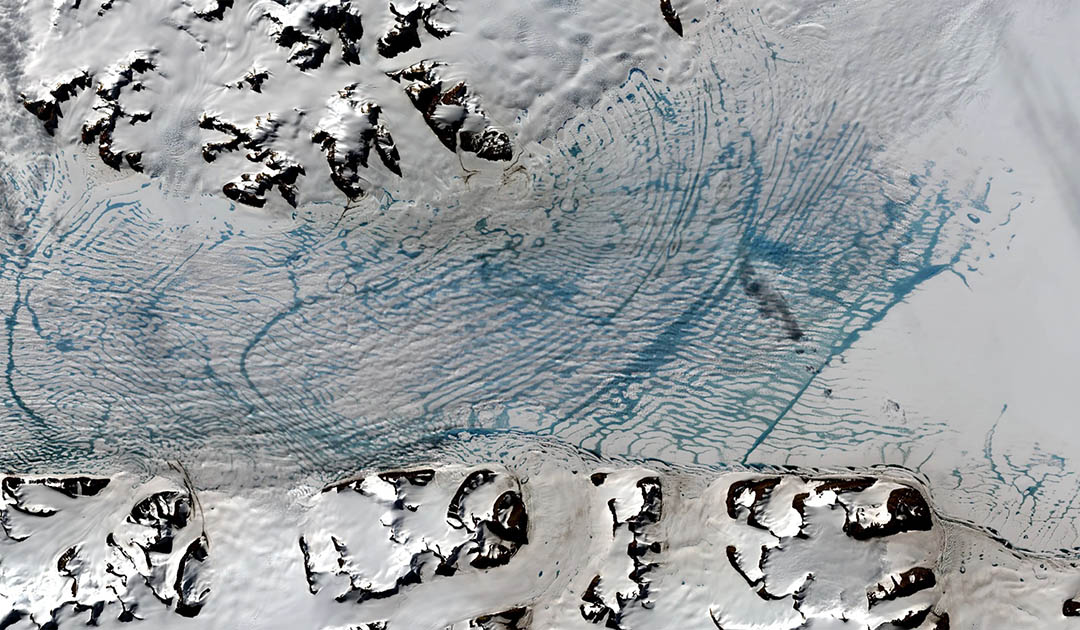 Antarktischer Eisschild fließt im Sommer schneller