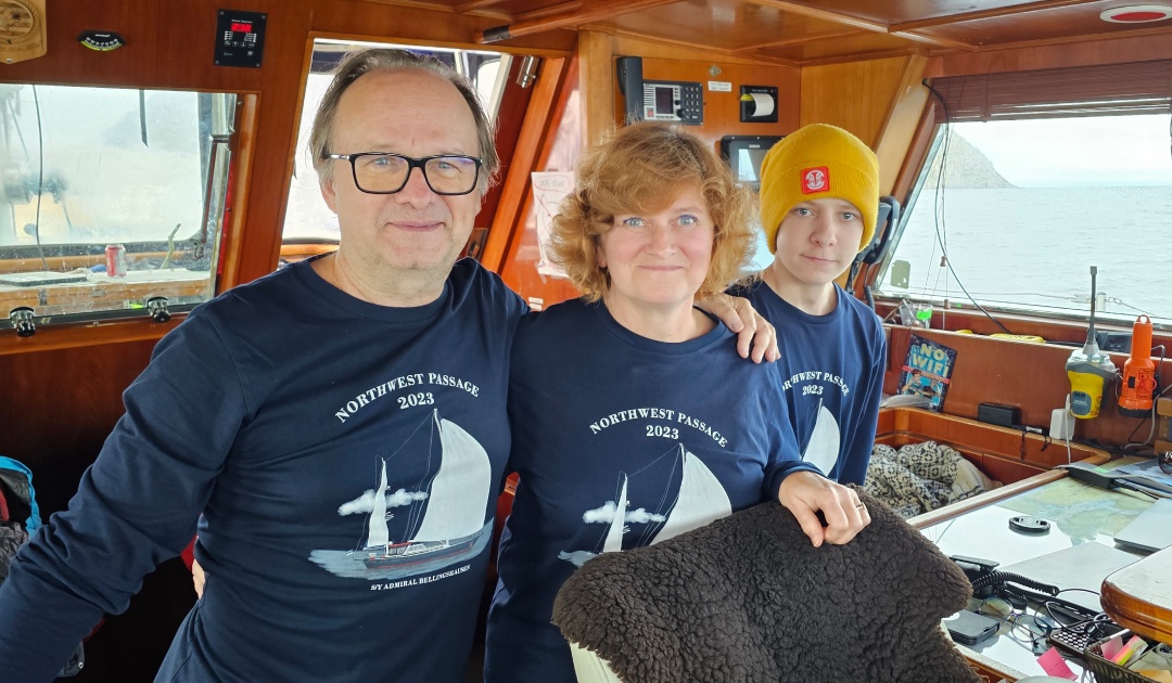 Maris Pruuli, in der Mitte, arbeitete während der Reise als Bootsmann. Hier ist sie mit ihrem Mann Tiit, dem Leiter der Expedition, und ihrem Sohn Jaan, der als Deckshelfer tätig war. 