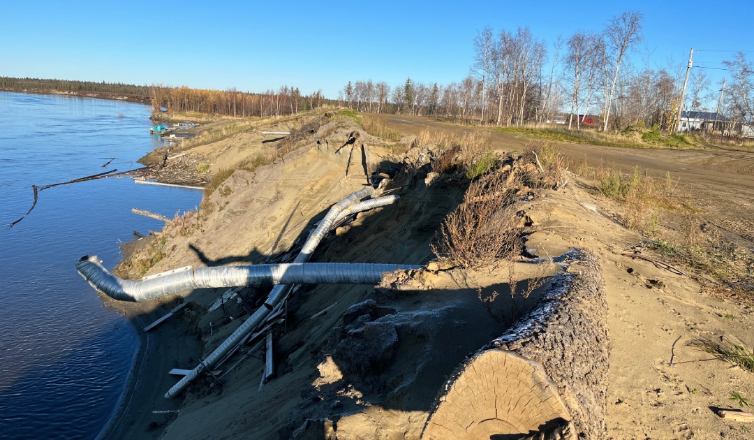 Rohrleitungssysteme in Huslia, Alaska, die der Erosion zum Opfer gefallen sind. Foto: YRITWC 