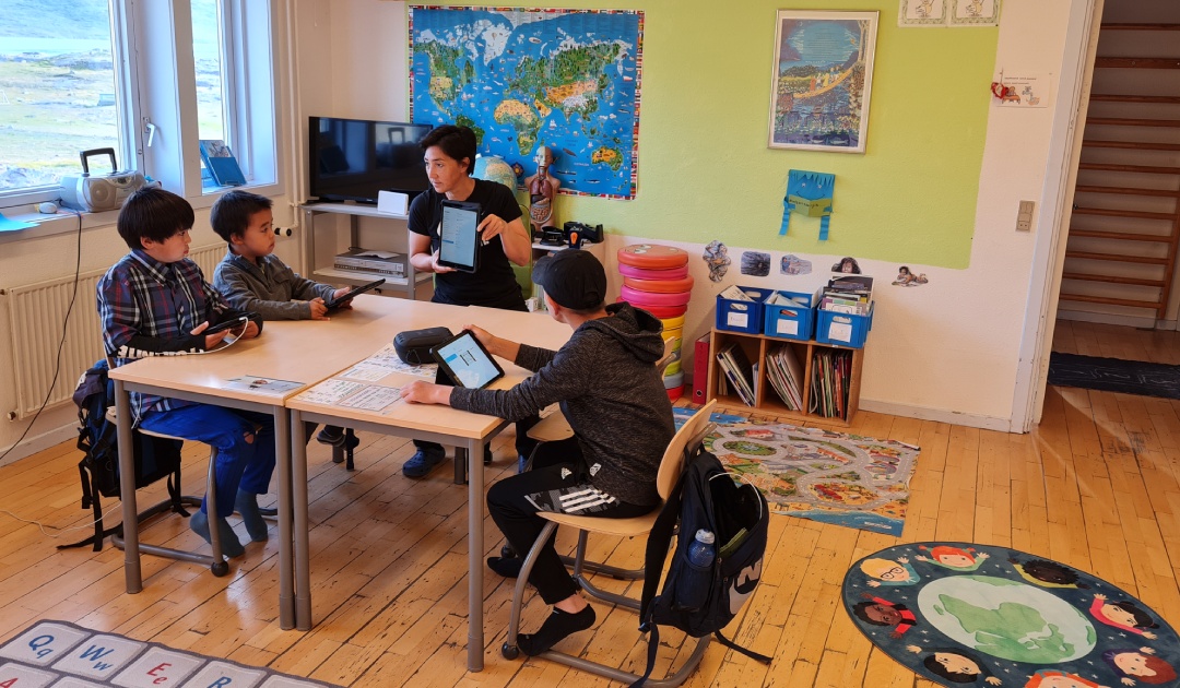 Lillian unterrichtet die drei Schüler in der Schule in Igaliku in Südgrönland. Neben diesem Unterricht vor Ort unterrichtet Lillian auch an sechs weiteren Schulen in der Region. Foto: Kivitsisa  