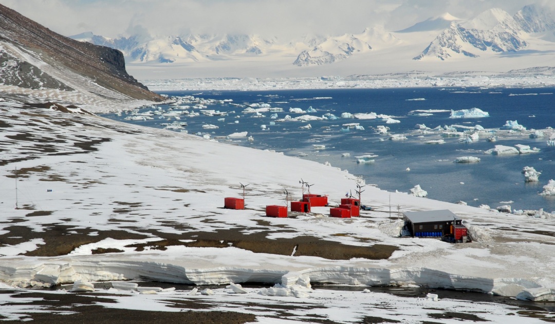 Die Mendel-Polarstation aus der Ferne gesehen. Foto: Tschechisches Antarktis-Programm 