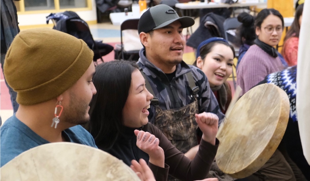 Im Januar 2024 besuchten die Stipendiaten Yellowknife, Kanada, wo sie ihre Diplome erhielten und sich mit traditionellen Trommeln und Stricken beschäftigten. 