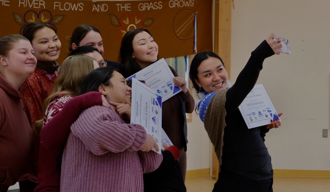 Im Januar 2024 besuchten die Stipendiaten Yellowknife, Kanada, wo sie ihre Diplome erhielten und sich mit traditionellen Trommeln und Stricken beschäftigten. 