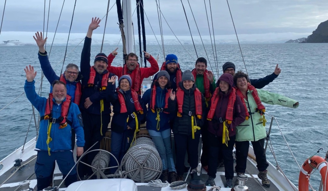 Segelboot voller portugiesischer Forschenden auf erfolgreicher Antarktis-Expedition