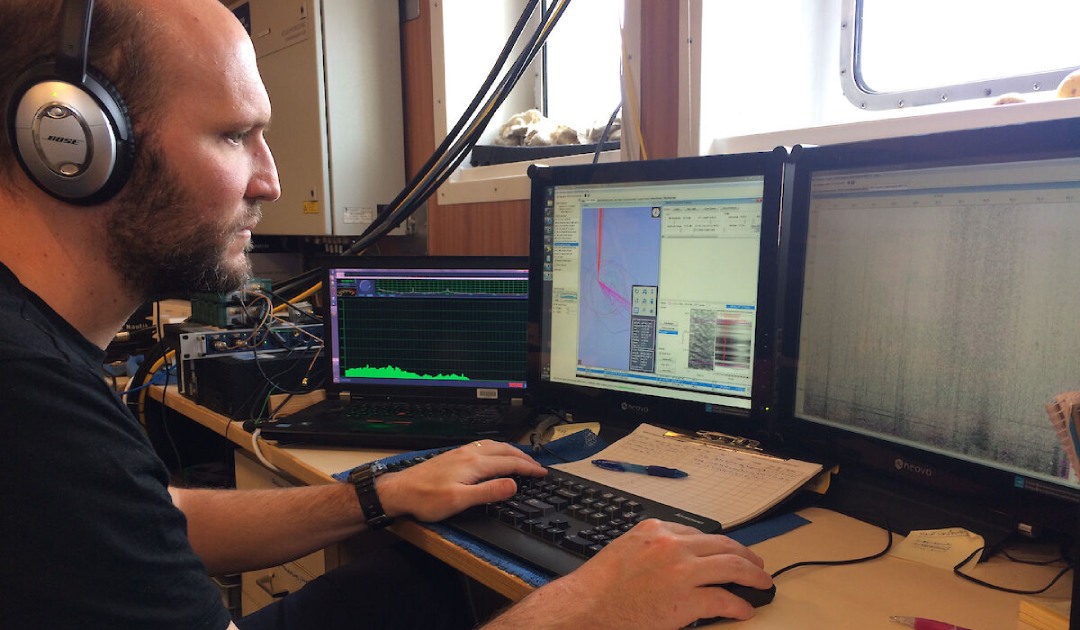 Brian Miller, acousticien spécialiste des mammifères marins, en train d'analyser des enregistrements de cris de baleines bleues. Photo : Elanor Miller, Division antarctique australienne 